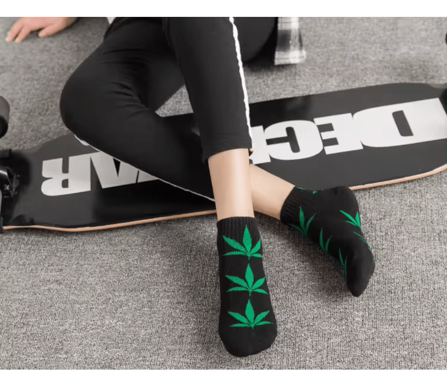Chaussettes noires avec feuilles de cannabis vertes