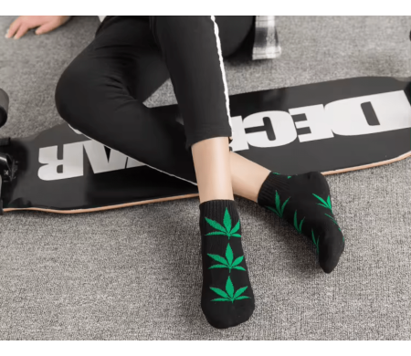 Chaussettes noires avec feuilles de cannabis vertes