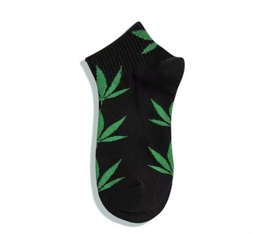 Chaussettes noires avec feuilles de cannabis vertes