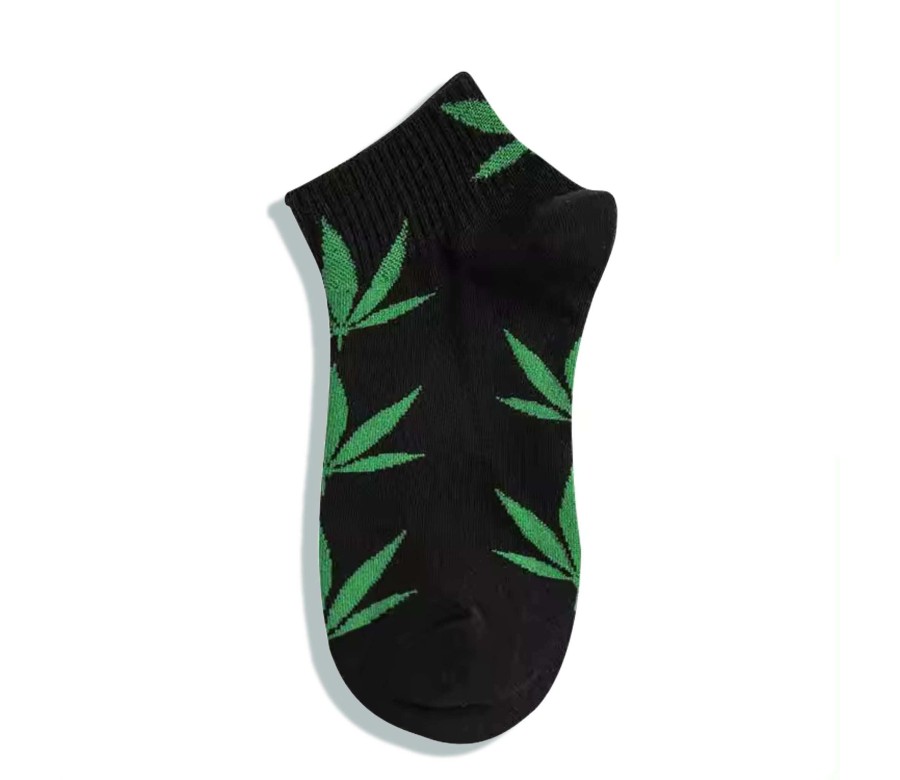 Chaussettes noires avec feuilles de cannabis vertes