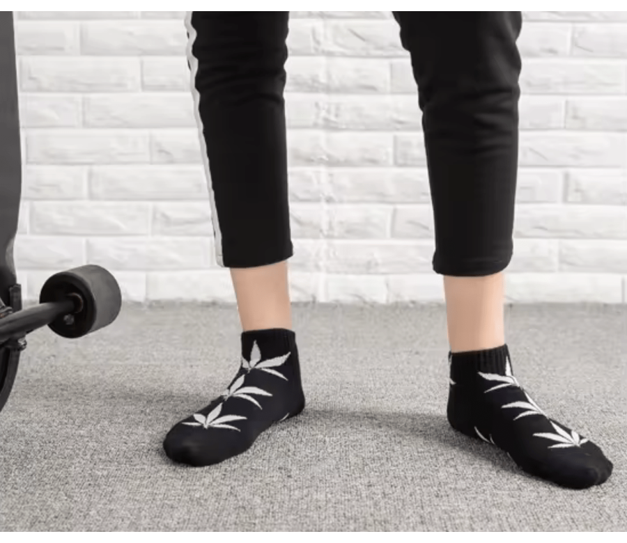 Chaussettes noires avec feuilles de cannabis blanches