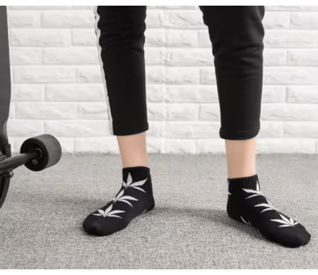 Chaussettes noires avec feuilles de cannabis blanches