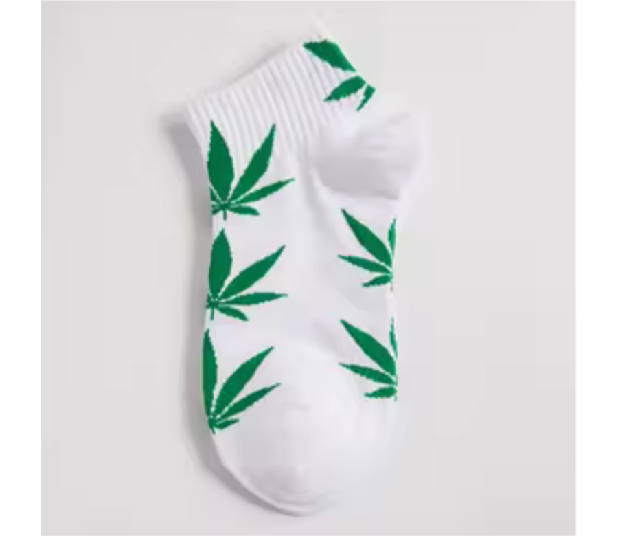 Chaussettes blanches avec feuilles de cannabis vertes