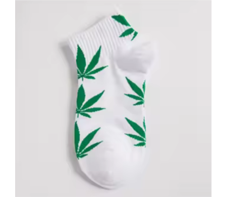 Chaussettes blanches avec feuilles de cannabis vertes