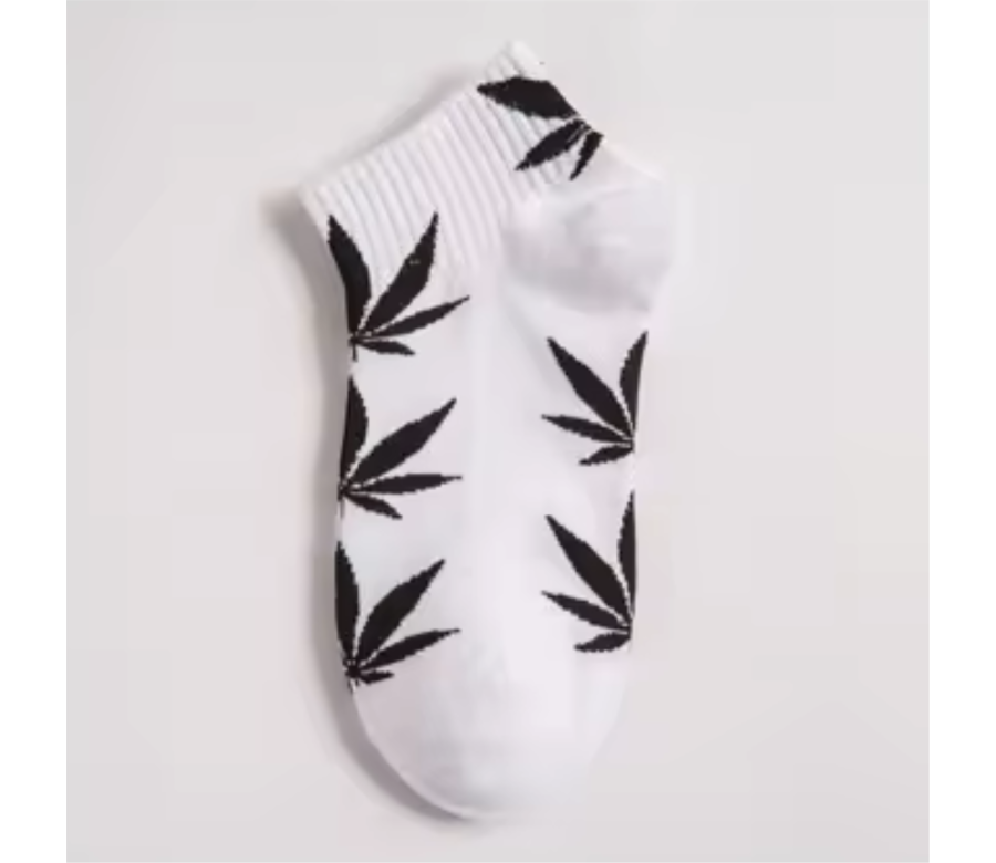 Chaussettes blanches avec feuilles de cannabis noires